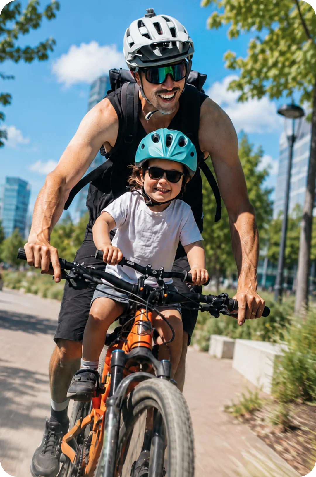 Pai e filho pedalando: serviço Leva e Traz busca a bike em Curitiba